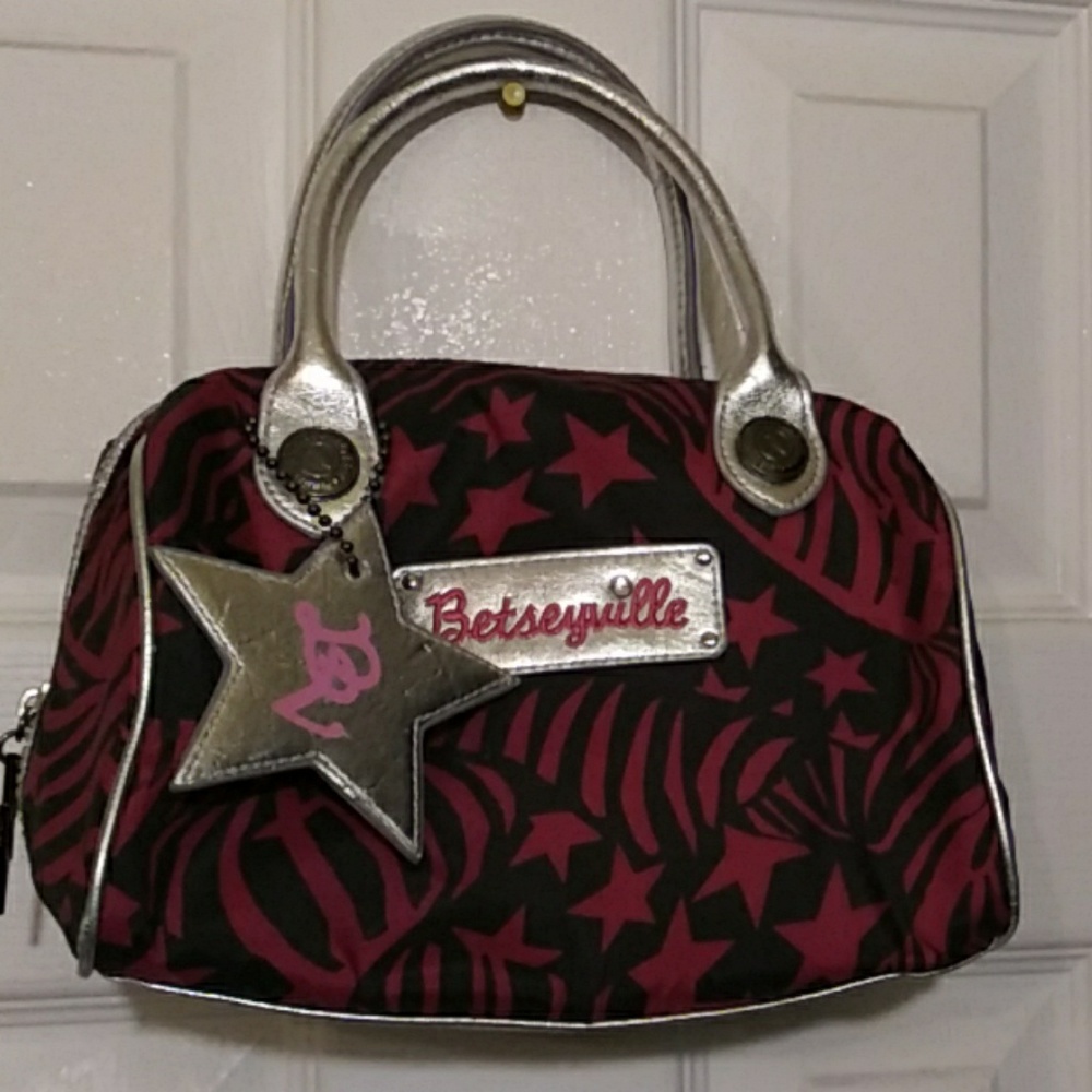 Betseyville pursue
